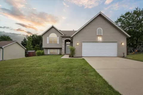 3739 Brambleberry Dr NW, Comstock Park, MI 49321