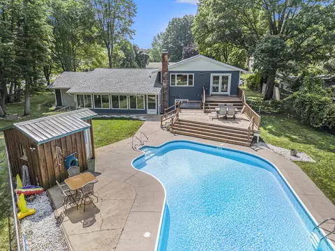 30531 White Oak Dr, Bangor, MI 49013
