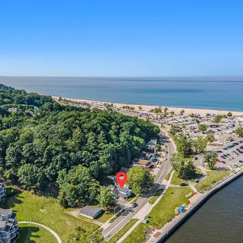 834 S Harbor Dr, Grand Haven, MI 49417