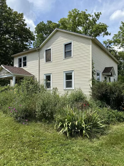 5683 Napier Rd, Plymouth, MI 48170