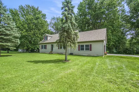 9825 Arnold Dr, Dexter, MI 48130