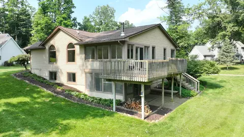 1061 Dockside Dr, Grass Lake, MI 49240