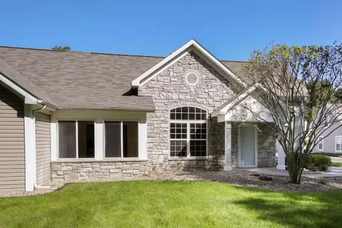 318 Ashton Lake Dr, Battle Creek, MI 49015