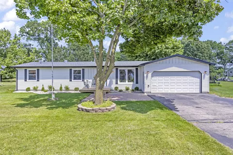 105 Camelot Ct, Brooklyn, MI 49230