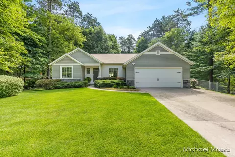 10688 Trailside Woods Dr NE, Rockford, MI 49341