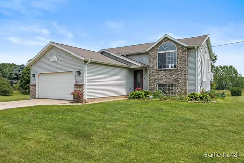 17272 Mcphail Ave NE, Cedar Springs, MI 49319
