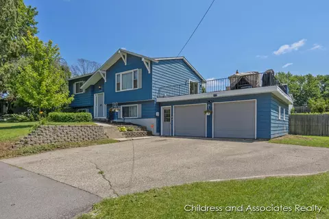 5438 Pine Island Dr NE, Comstock Park, MI 49321