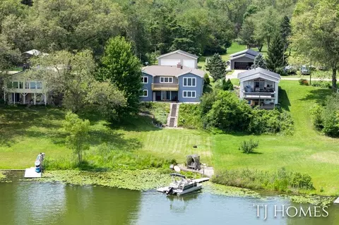 10031 Deer Sight Dr, Middleville, MI 49333