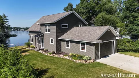17211 E Suwanee Trl, Howard City, MI 49329