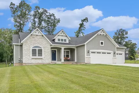 4755 Oak Harbor Dr, Grand Rapids, MI 49512