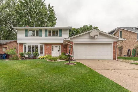 1516 Warwick Ct, Ann Arbor, MI 48103