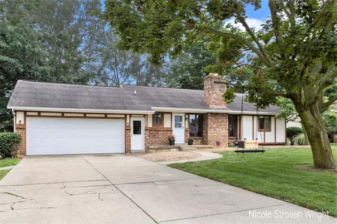 1954 Pine Grove Dr, Jenison, MI 49428