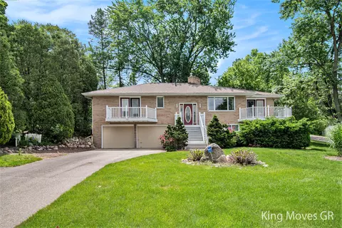 2966 Thorncrest Dr SE, Grand Rapids, MI 49546