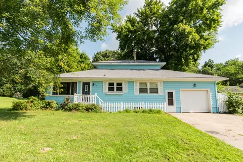 608 Lakeview Rd, Paw Paw, MI 49079