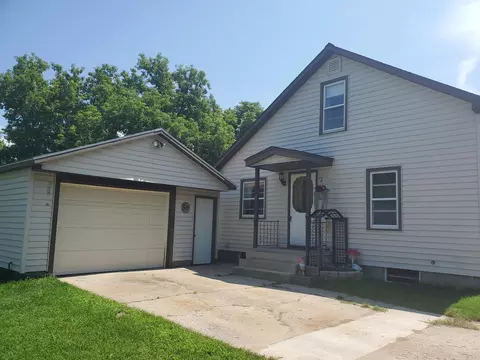 127 3rd St, Eastlake, MI 49626