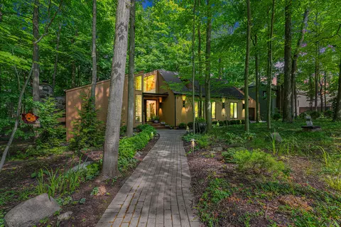 3975 Waldenwood Dr, Ann Arbor, MI 48105