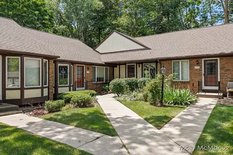 2347 Radcliff Village Dr SE #33, Grand Rapids, MI 49546