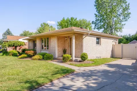 23873 Cedar Ridge Dr, Brownstown, MI 48174