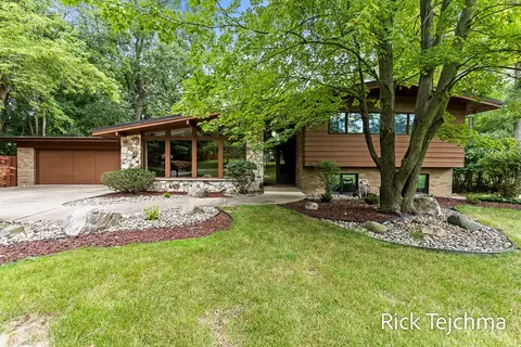 1125 Charlotte Ave NW, Grand Rapids, MI 49504