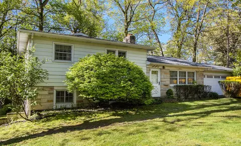 1195 Westlake Woods Dr, Battle Creek, MI 49037