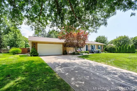 10686 Brookview Dr, Zeeland, MI 49464