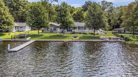 70066 Oak Leaf Dr, Edwardsburg, MI 49112