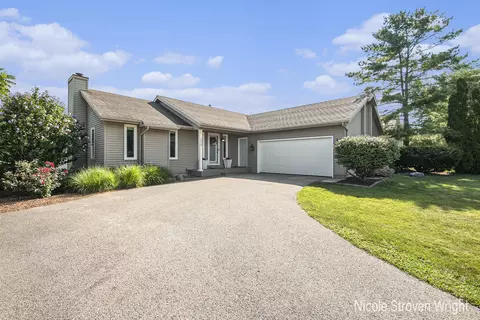 2998 Parkside Dr, Jenison, MI 49428