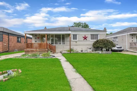25605 Barbara St, Roseville, MI 48066
