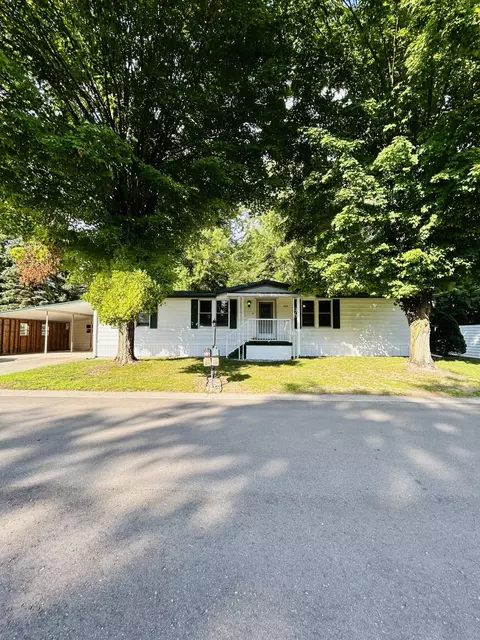 5674 N Goldfinch Dr NE, Belmont, MI 49306