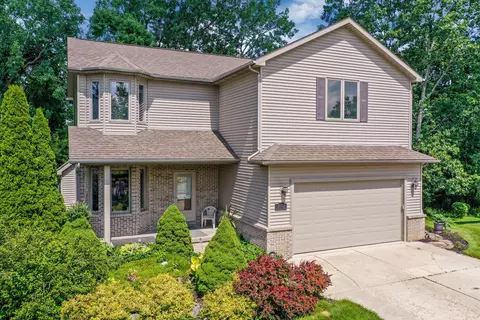7562 Peninsula Ct, Waterford, MI 48327