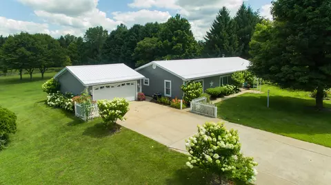 79235 70th St, Watervliet, MI 49098