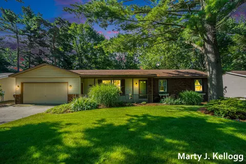 2162 Whispering Dune Dr, Holland, MI 49424