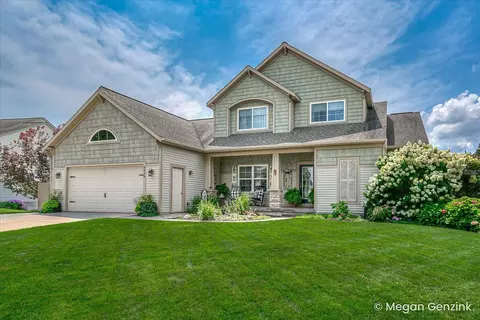 8646 Suntree Dr, Zeeland, MI 49464