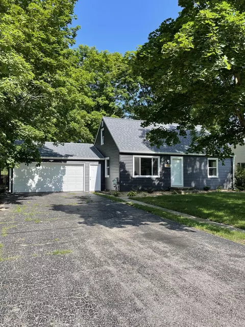8131 Lake Wood Dr, Portage, MI 49002