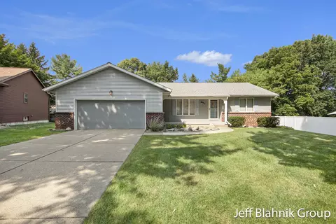 85 Canyon Dr NW, Grand Rapids, MI 49504