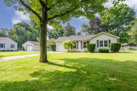 612 Montezuma Rd, Benton Harbor, MI 49022