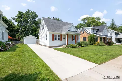 2127 Swensberg Ave NE, Grand Rapids, MI 49505