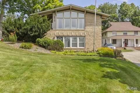 2515 Hillside Dr NW, Grand Rapids, MI 49544