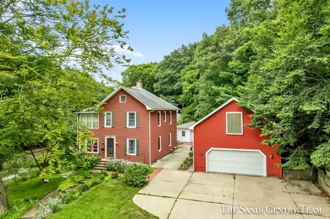 825 Lake Ave, Grand Haven, MI 49417