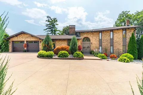 8325 Horsemill Rd, Grosse Ile, MI 48138