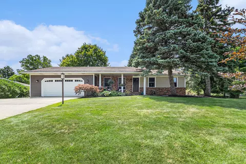 18030 Mohawk Dr, Spring Lake, MI 49456