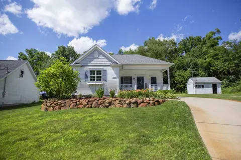 27064 Curtis Dr, Edwardsburg, MI 49112