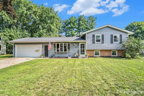 1727 Columbus St, Holland, MI 49424