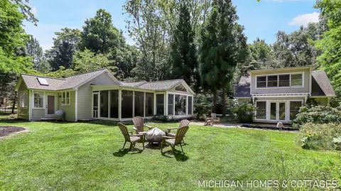 1448 71st St, Fennville, MI 49408