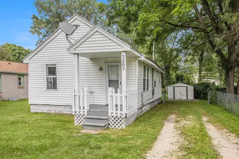 3205 Snow Rd, Lansing, MI 48917