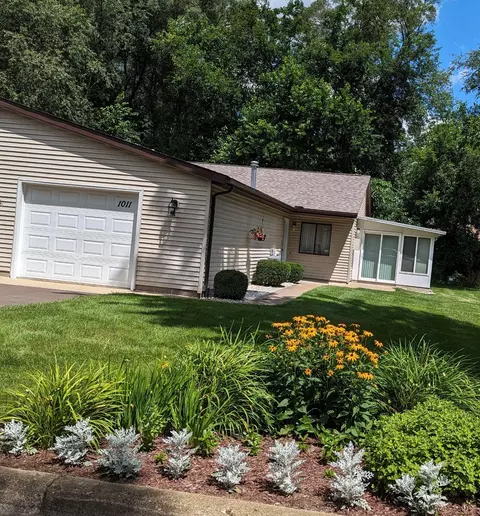 1011 Wedgewood Dr, Plainwell, MI 49080