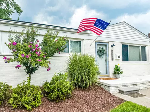 32525 Van Dover St, Saint Clair Shores, MI 48082