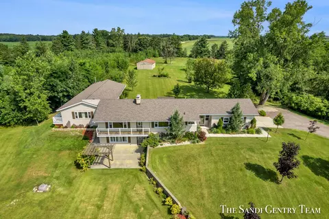 7351 Leonard St, Coopersville, MI 49404