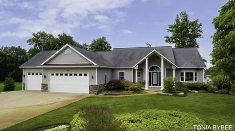 4660 Leighton Lake Dr, Wayland, MI 49348