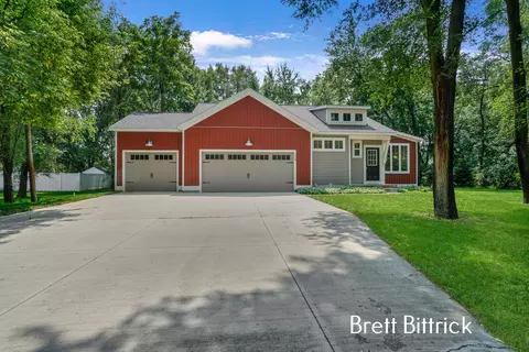 738 E 8th St, Holland, MI 49423